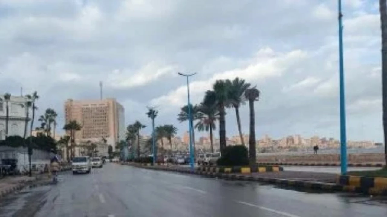توقعات بطقس غير مستقر وأمطار خفيفة وشبورة كثيفة تغطي بعض المناطق اليوم